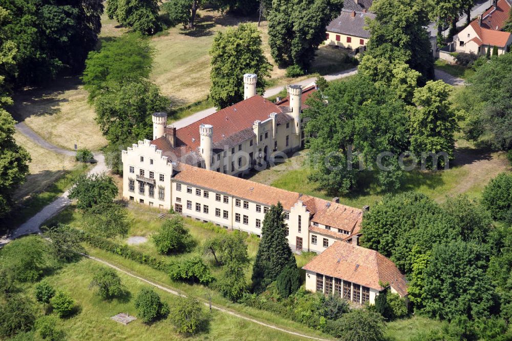 Werder from above - Schloss Petzow am Schwielowsee im Ortsteil Petzow in Werder, Brandenburg. Es ist seit mehreren Jahren geschlossen und ein Baudenkmal. Der Eigentümer ist die Schloss Petzow Besitz- und Betriebsgesellschaft mbH, zu erreichen über das Resort Schwielowsee. Castle Petzow at the lake Haussee in the district Petzow of Werder, Brandenburg. It is closed since several years and nowadays a monument. Owner of the mansion is the Schloss Petzow Besitz- und Betriebsgesellschaft mbH, it can be contacted via the resort Schwielowsee.