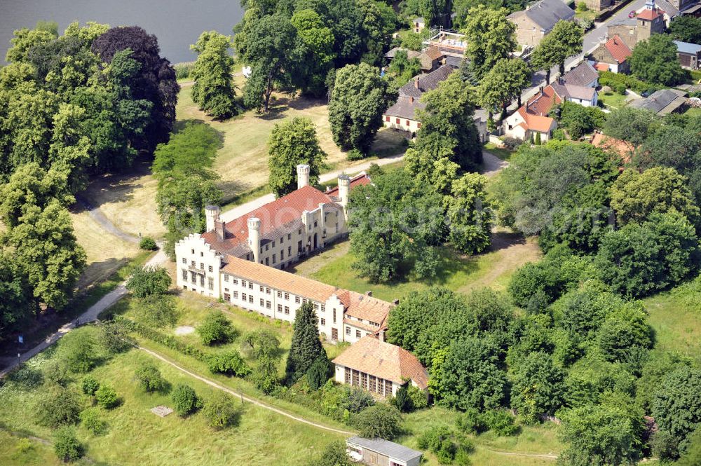 Werder from the bird's eye view: Schloss Petzow am Schwielowsee im Ortsteil Petzow in Werder, Brandenburg. Es ist seit mehreren Jahren geschlossen und ein Baudenkmal. Der Eigentümer ist die Schloss Petzow Besitz- und Betriebsgesellschaft mbH, zu erreichen über das Resort Schwielowsee. Castle Petzow at the lake Haussee in the district Petzow of Werder, Brandenburg. It is closed since several years and nowadays a monument. Owner of the mansion is the Schloss Petzow Besitz- und Betriebsgesellschaft mbH, it can be contacted via the resort Schwielowsee.