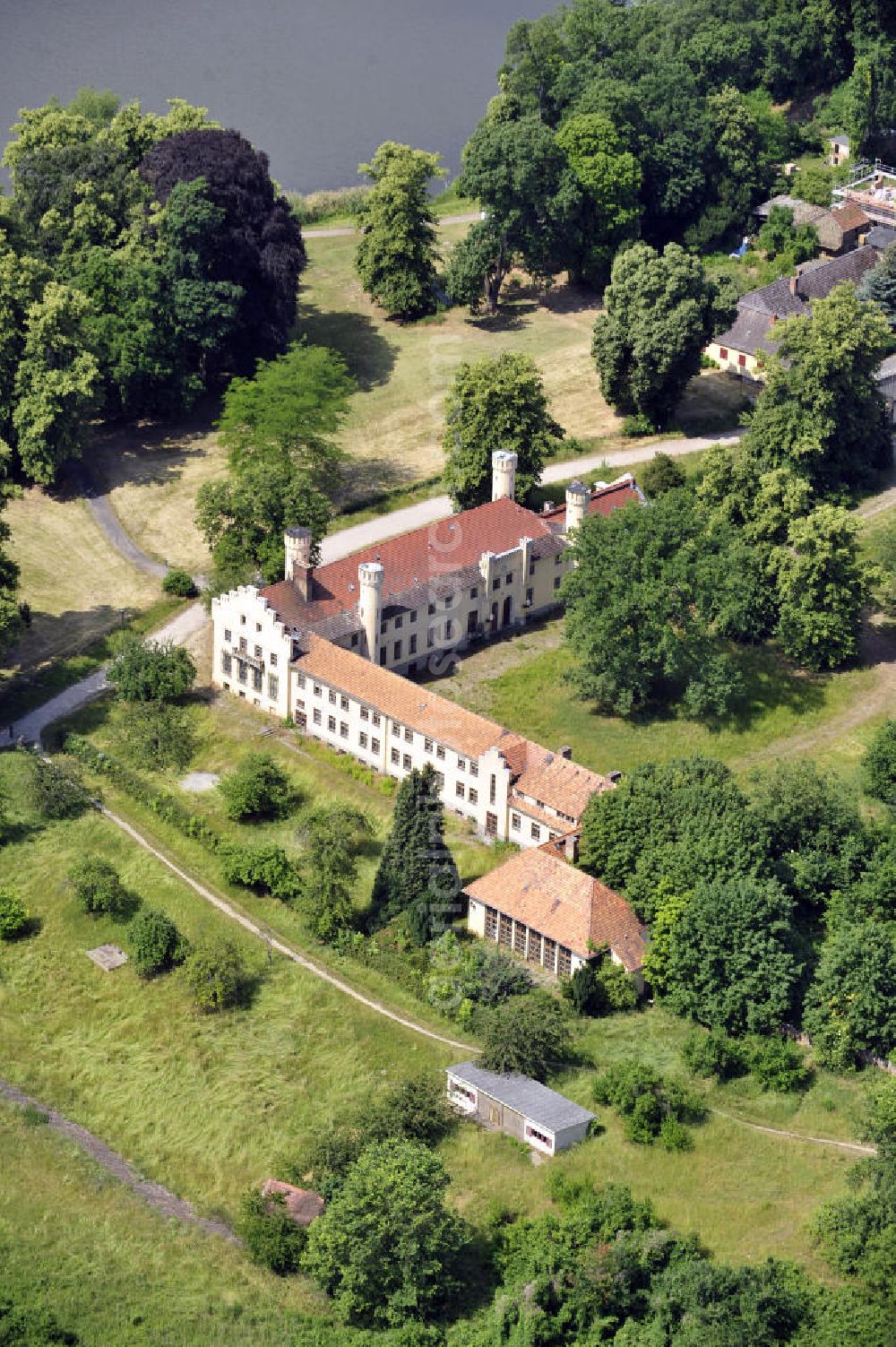 Aerial image Werder - Schloss Petzow am Schwielowsee im Ortsteil Petzow in Werder, Brandenburg. Es ist seit mehreren Jahren geschlossen und ein Baudenkmal. Der Eigentümer ist die Schloss Petzow Besitz- und Betriebsgesellschaft mbH, zu erreichen über das Resort Schwielowsee. Castle Petzow at the lake Haussee in the district Petzow of Werder, Brandenburg. It is closed since several years and nowadays a monument. Owner of the mansion is the Schloss Petzow Besitz- und Betriebsgesellschaft mbH, it can be contacted via the resort Schwielowsee.