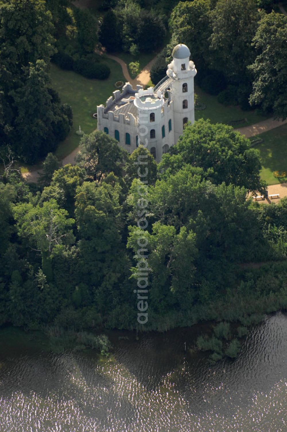 Aerial image Berlin - Blick auf das Schloss auf der Pfaueninsel in der Havel bei Berlin. Die unter Naturschutz stehenden Insel ist ein Landschaftspark und wurde von der UNESCO als Weltkulturerbe ausgezeichnet. Sie gehört zur Stiftung Preußische Schlösser und Gärten Berlin-Brandenburg,