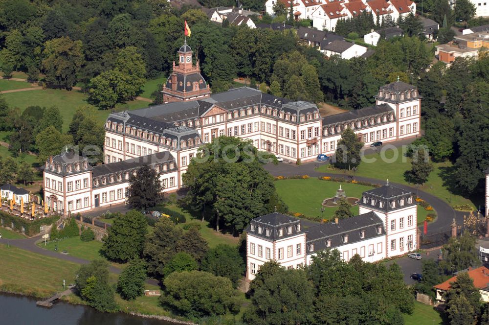 Hanau from above - Blick auf das Schloss Philippsruhe. Schloss Philippsruhe wurde etwa 1700 bis 1725 für den Hanauer Grafen Philipp Reinhard bei Kesselstadt im Westen der Stadt Hanau errichtet. Teile des Schlosses beheimaten heute das Historische Museum Hanau. Kontakt Historisches Museum Hanau Schloss Philippsruhe: +49(0)6181 295564, Email: museen@hanau.de