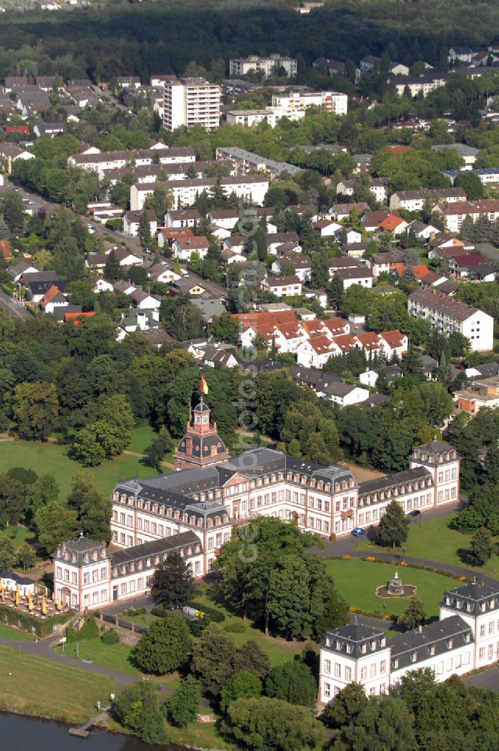 Aerial image Hanau - Blick auf das Schloss Philippsruhe. Schloss Philippsruhe wurde etwa 1700 bis 1725 für den Hanauer Grafen Philipp Reinhard bei Kesselstadt im Westen der Stadt Hanau errichtet. Teile des Schlosses beheimaten heute das Historische Museum Hanau. Kontakt Historisches Museum Hanau Schloss Philippsruhe: +49(0)6181 295564, Email: museen@hanau.de