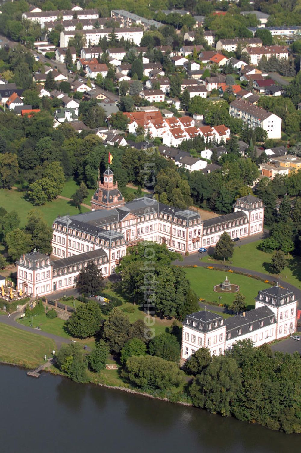 Aerial photograph Hanau - Blick auf das Schloss Philippsruhe. Schloss Philippsruhe wurde etwa 1700 bis 1725 für den Hanauer Grafen Philipp Reinhard bei Kesselstadt im Westen der Stadt Hanau errichtet. Teile des Schlosses beheimaten heute das Historische Museum Hanau. Kontakt Historisches Museum Hanau Schloss Philippsruhe: +49(0)6181 295564, Email: museen@hanau.de