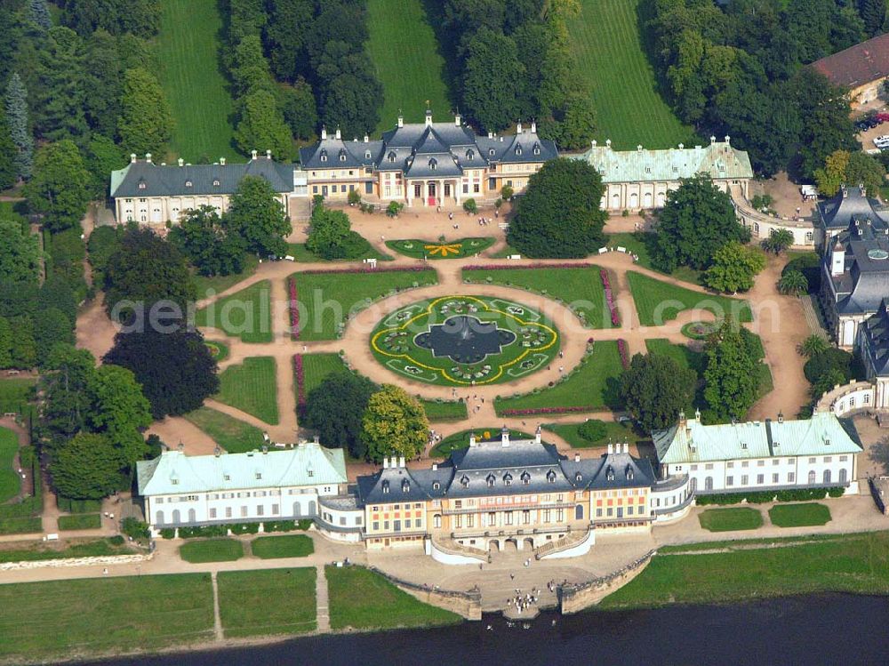 Aerial image Dresden (Sachsen) - Blick auf das Schloss Pillnitz am Dresdener Elbufer. Das Schloss war die Sommerresidenz des sächsischen Hofes. Heute beherbergt das Schloss Pillnitz unter an derem das Kunstgewerbemuseum. Schlösser und Gärten in Dresden, Geschäftsstelle Schloss und Park Pillnitz, Schloss Pillnitz, D - 01326 Dresden, Tel. 0049 (0) 351 2613 260, Fax. 0049 (0) 351 2613 280, pillnitz@schloesserland-sachsen.de