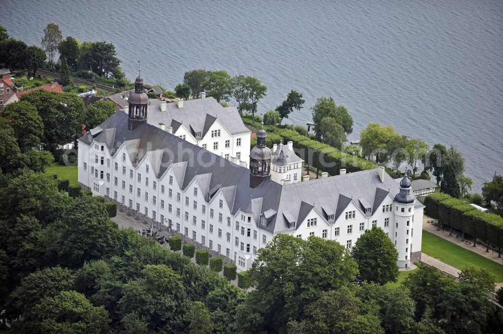 Aerial image Plön - Blick auf das Schloss Plön aus dem 17. Jahrhundert. Es ist eines der größten Schlösser Schleswig-Holsteins und war früher Residenz der Herzöge von Schleswig-Holstein-Plön. Seit Januar 2002 gehört es der Fielmann Akademie Schloss Plön und dient nach aufwändigem Umbau der Branche der Augenoptik als Ausbildungs- und Qualifizierungsstätte. View of the castle Plön built in the 17th Century. It is one of the largest castles in Schleswig-Holstein and was formerly the residence of the Dukes of Schleswig-Holstein-Plön. Since January 2002, it belongs to the Akademie Schloss Plön Fielmann and after a reconstruction it serves as a training and qualification place of the optics industry.