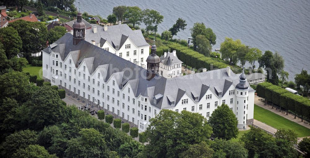 Aerial photograph Plön - Blick auf das Schloss Plön aus dem 17. Jahrhundert. Es ist eines der größten Schlösser Schleswig-Holsteins und war früher Residenz der Herzöge von Schleswig-Holstein-Plön. Seit Januar 2002 gehört es der Fielmann Akademie Schloss Plön und dient nach aufwändigem Umbau der Branche der Augenoptik als Ausbildungs- und Qualifizierungsstätte. View of the castle Plön built in the 17th Century. It is one of the largest castles in Schleswig-Holstein and was formerly the residence of the Dukes of Schleswig-Holstein-Plön. Since January 2002, it belongs to the Akademie Schloss Plön Fielmann and after a reconstruction it serves as a training and qualification place of the optics industry.