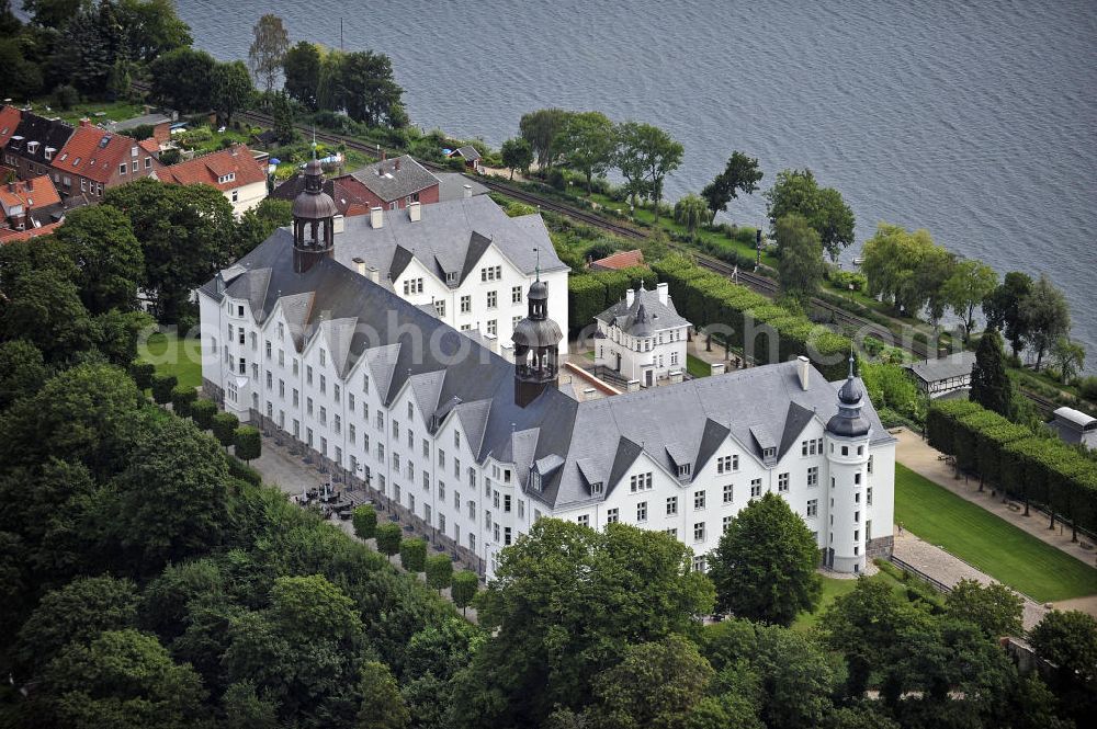 Plön from above - Blick auf das Schloss Plön aus dem 17. Jahrhundert. Es ist eines der größten Schlösser Schleswig-Holsteins und war früher Residenz der Herzöge von Schleswig-Holstein-Plön. Seit Januar 2002 gehört es der Fielmann Akademie Schloss Plön und dient nach aufwändigem Umbau der Branche der Augenoptik als Ausbildungs- und Qualifizierungsstätte. View of the castle Plön built in the 17th Century. It is one of the largest castles in Schleswig-Holstein and was formerly the residence of the Dukes of Schleswig-Holstein-Plön. Since January 2002, it belongs to the Akademie Schloss Plön Fielmann and after a reconstruction it serves as a training and qualification place of the optics industry.