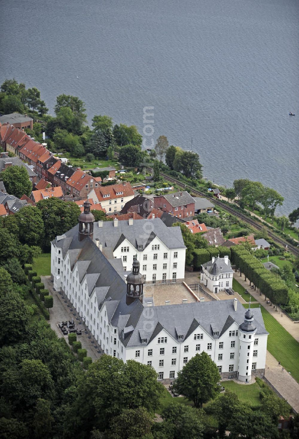 Plön from the bird's eye view: Blick auf das Schloss Plön aus dem 17. Jahrhundert. Es ist eines der größten Schlösser Schleswig-Holsteins und war früher Residenz der Herzöge von Schleswig-Holstein-Plön. Seit Januar 2002 gehört es der Fielmann Akademie Schloss Plön und dient nach aufwändigem Umbau der Branche der Augenoptik als Ausbildungs- und Qualifizierungsstätte. View of the castle Plön built in the 17th Century. It is one of the largest castles in Schleswig-Holstein and was formerly the residence of the Dukes of Schleswig-Holstein-Plön. Since January 2002, it belongs to the Akademie Schloss Plön Fielmann and after a reconstruction it serves as a training and qualification place of the optics industry.