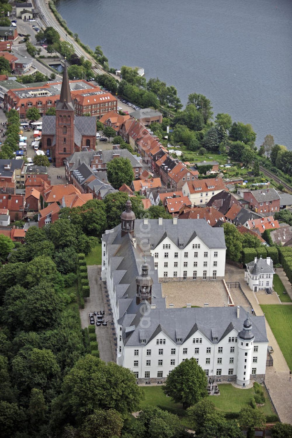 Aerial image Plön - Blick auf das Schloss Plön aus dem 17. Jahrhundert. Es ist eines der größten Schlösser Schleswig-Holsteins und war früher Residenz der Herzöge von Schleswig-Holstein-Plön. Seit Januar 2002 gehört es der Fielmann Akademie Schloss Plön und dient nach aufwändigem Umbau der Branche der Augenoptik als Ausbildungs- und Qualifizierungsstätte. View of the castle Plön built in the 17th Century. It is one of the largest castles in Schleswig-Holstein and was formerly the residence of the Dukes of Schleswig-Holstein-Plön. Since January 2002, it belongs to the Akademie Schloss Plön Fielmann and after a reconstruction it serves as a training and qualification place of the optics industry.