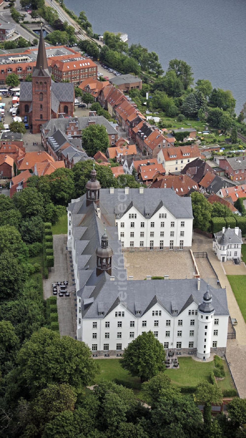 Aerial photograph Plön - Blick auf das Schloss Plön aus dem 17. Jahrhundert. Es ist eines der größten Schlösser Schleswig-Holsteins und war früher Residenz der Herzöge von Schleswig-Holstein-Plön. Seit Januar 2002 gehört es der Fielmann Akademie Schloss Plön und dient nach aufwändigem Umbau der Branche der Augenoptik als Ausbildungs- und Qualifizierungsstätte. View of the castle Plön built in the 17th Century. It is one of the largest castles in Schleswig-Holstein and was formerly the residence of the Dukes of Schleswig-Holstein-Plön. Since January 2002, it belongs to the Akademie Schloss Plön Fielmann and after a reconstruction it serves as a training and qualification place of the optics industry.