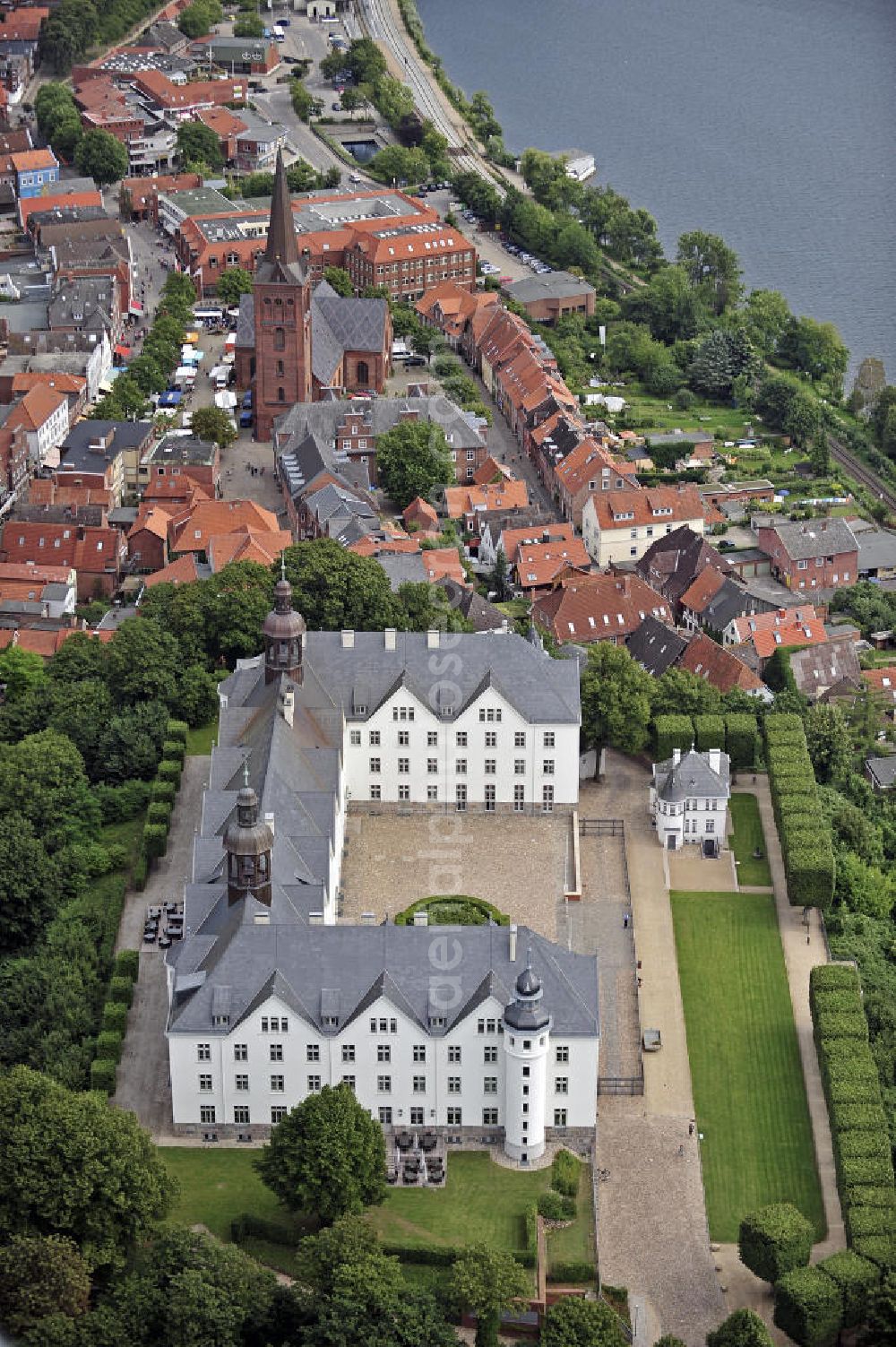 Plön from above - Blick auf das Schloss Plön aus dem 17. Jahrhundert. Es ist eines der größten Schlösser Schleswig-Holsteins und war früher Residenz der Herzöge von Schleswig-Holstein-Plön. Seit Januar 2002 gehört es der Fielmann Akademie Schloss Plön und dient nach aufwändigem Umbau der Branche der Augenoptik als Ausbildungs- und Qualifizierungsstätte. View of the castle Plön built in the 17th Century. It is one of the largest castles in Schleswig-Holstein and was formerly the residence of the Dukes of Schleswig-Holstein-Plön. Since January 2002, it belongs to the Akademie Schloss Plön Fielmann and after a reconstruction it serves as a training and qualification place of the optics industry.