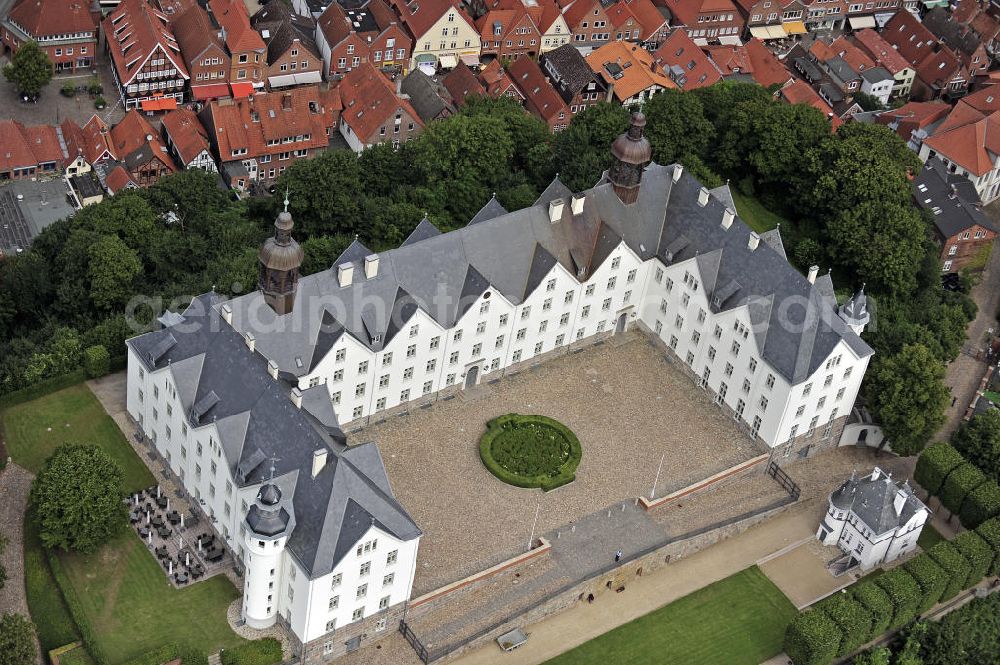 Plön from the bird's eye view: Blick auf das Schloss Plön aus dem 17. Jahrhundert. Es ist eines der größten Schlösser Schleswig-Holsteins und war früher Residenz der Herzöge von Schleswig-Holstein-Plön. Seit Januar 2002 gehört es der Fielmann Akademie Schloss Plön und dient nach aufwändigem Umbau der Branche der Augenoptik als Ausbildungs- und Qualifizierungsstätte. View of the castle Plön built in the 17th Century. It is one of the largest castles in Schleswig-Holstein and was formerly the residence of the Dukes of Schleswig-Holstein-Plön. Since January 2002, it belongs to the Akademie Schloss Plön Fielmann and after a reconstruction it serves as a training and qualification place of the optics industry.