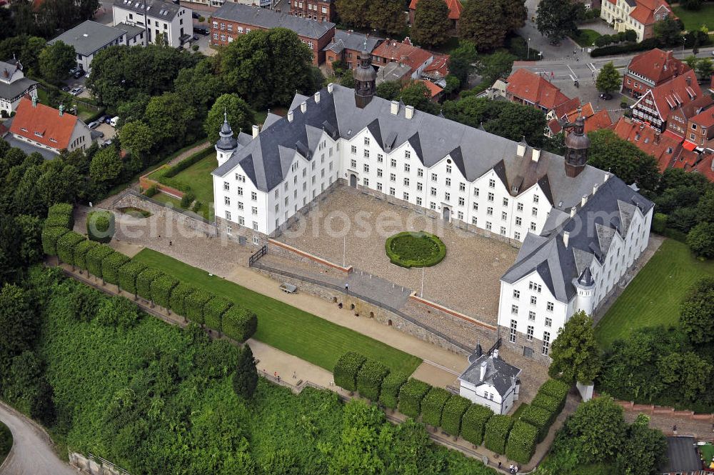 Aerial photograph Plön - Blick auf das Schloss Plön aus dem 17. Jahrhundert. Es ist eines der größten Schlösser Schleswig-Holsteins und war früher Residenz der Herzöge von Schleswig-Holstein-Plön. Seit Januar 2002 gehört es der Fielmann Akademie Schloss Plön und dient nach aufwändigem Umbau der Branche der Augenoptik als Ausbildungs- und Qualifizierungsstätte. View of the castle Plön built in the 17th Century. It is one of the largest castles in Schleswig-Holstein and was formerly the residence of the Dukes of Schleswig-Holstein-Plön. Since January 2002, it belongs to the Akademie Schloss Plön Fielmann and after a reconstruction it serves as a training and qualification place of the optics industry.