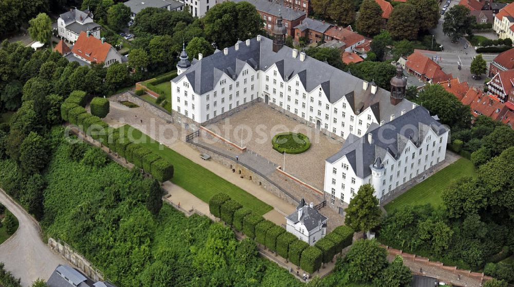 Plön from above - Blick auf das Schloss Plön aus dem 17. Jahrhundert. Es ist eines der größten Schlösser Schleswig-Holsteins und war früher Residenz der Herzöge von Schleswig-Holstein-Plön. Seit Januar 2002 gehört es der Fielmann Akademie Schloss Plön und dient nach aufwändigem Umbau der Branche der Augenoptik als Ausbildungs- und Qualifizierungsstätte. View of the castle Plön built in the 17th Century. It is one of the largest castles in Schleswig-Holstein and was formerly the residence of the Dukes of Schleswig-Holstein-Plön. Since January 2002, it belongs to the Akademie Schloss Plön Fielmann and after a reconstruction it serves as a training and qualification place of the optics industry.