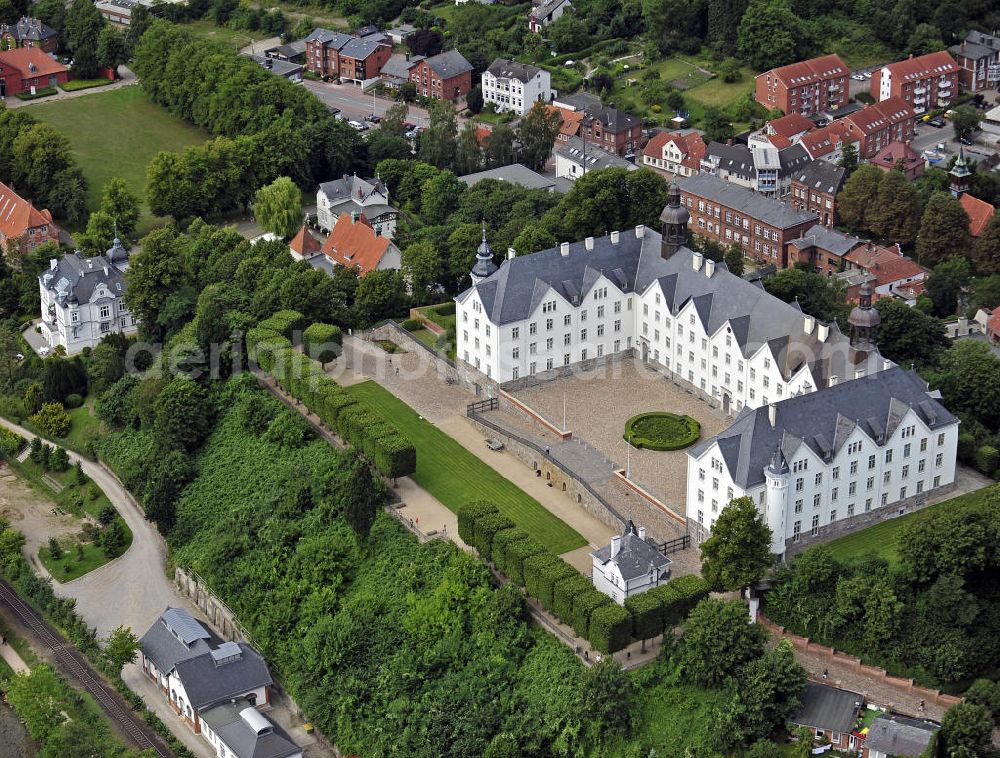 Plön from the bird's eye view: Blick auf das Schloss Plön aus dem 17. Jahrhundert. Es ist eines der größten Schlösser Schleswig-Holsteins und war früher Residenz der Herzöge von Schleswig-Holstein-Plön. Seit Januar 2002 gehört es der Fielmann Akademie Schloss Plön und dient nach aufwändigem Umbau der Branche der Augenoptik als Ausbildungs- und Qualifizierungsstätte. View of the castle Plön built in the 17th Century. It is one of the largest castles in Schleswig-Holstein and was formerly the residence of the Dukes of Schleswig-Holstein-Plön. Since January 2002, it belongs to the Akademie Schloss Plön Fielmann and after a reconstruction it serves as a training and qualification place of the optics industry.