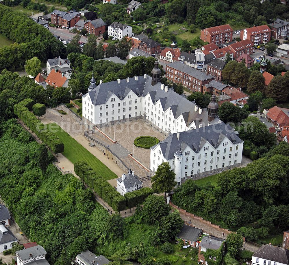 Aerial image Plön - Blick auf das Schloss Plön aus dem 17. Jahrhundert. Es ist eines der größten Schlösser Schleswig-Holsteins und war früher Residenz der Herzöge von Schleswig-Holstein-Plön. Seit Januar 2002 gehört es der Fielmann Akademie Schloss Plön und dient nach aufwändigem Umbau der Branche der Augenoptik als Ausbildungs- und Qualifizierungsstätte. View of the castle Plön built in the 17th Century. It is one of the largest castles in Schleswig-Holstein and was formerly the residence of the Dukes of Schleswig-Holstein-Plön. Since January 2002, it belongs to the Akademie Schloss Plön Fielmann and after a reconstruction it serves as a training and qualification place of the optics industry.