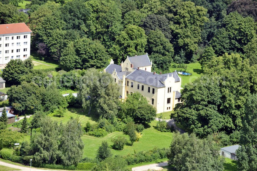 Poggelow from the bird's eye view: Das Schloss Poggelow an der Dorfstraße in Poggelow, Mecklenburg-Vorpommern. Es ist heute ein Feriendomizil und wird als Ganzes vermietet. Castle Poggelow at the street Dorfstrasse in Poggelow, Mecklenburg-Western Pomerania. Today it is a holiday home and the castle as a whole is available for rent.