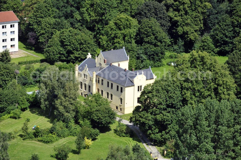 Aerial image Poggelow - Das Schloss Poggelow an der Dorfstraße in Poggelow, Mecklenburg-Vorpommern. Es ist heute ein Feriendomizil und wird als Ganzes vermietet. Castle Poggelow at the street Dorfstrasse in Poggelow, Mecklenburg-Western Pomerania. Today it is a holiday home and the castle as a whole is available for rent.