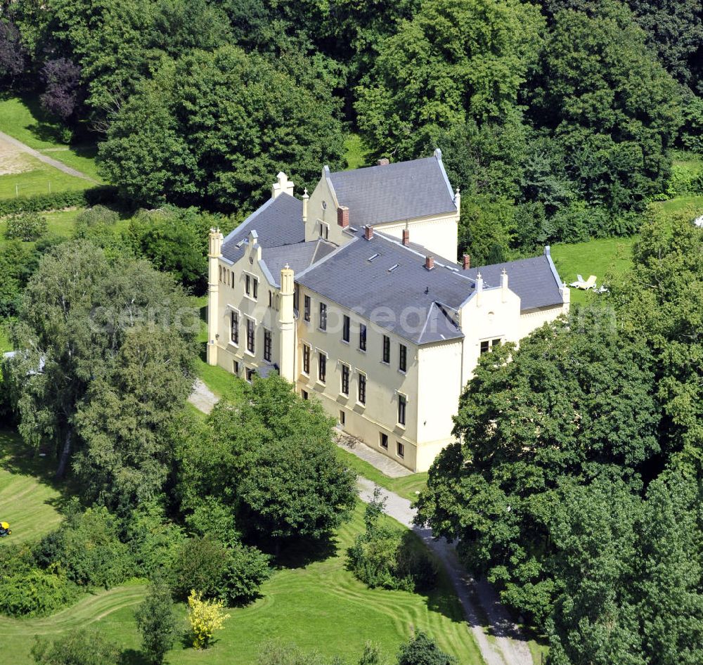 Aerial photograph Poggelow - Das Schloss Poggelow an der Dorfstraße in Poggelow, Mecklenburg-Vorpommern. Es ist heute ein Feriendomizil und wird als Ganzes vermietet. Castle Poggelow at the street Dorfstrasse in Poggelow, Mecklenburg-Western Pomerania. Today it is a holiday home and the castle as a whole is available for rent.