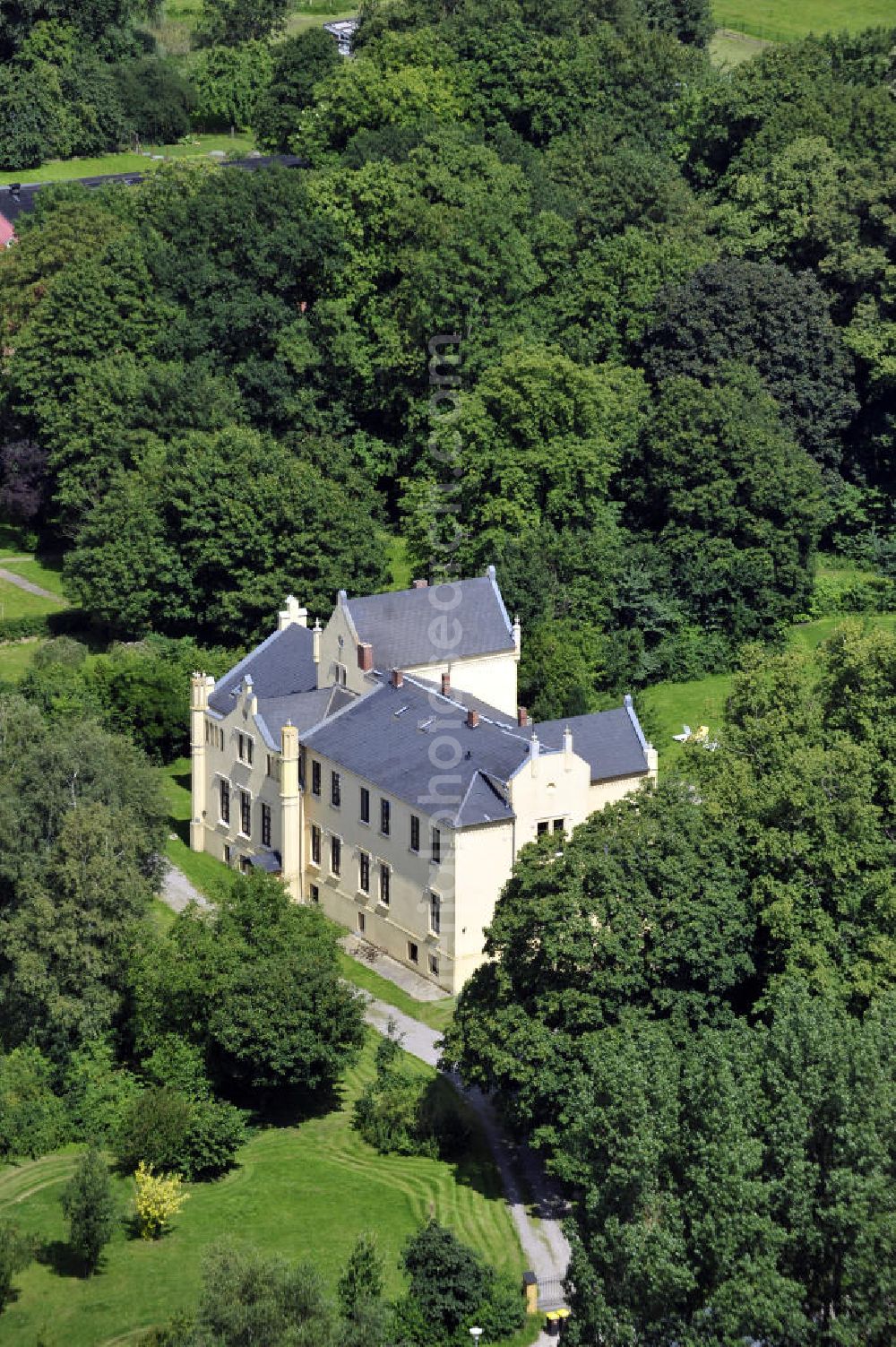 Poggelow from above - Das Schloss Poggelow an der Dorfstraße in Poggelow, Mecklenburg-Vorpommern. Es ist heute ein Feriendomizil und wird als Ganzes vermietet. Castle Poggelow at the street Dorfstrasse in Poggelow, Mecklenburg-Western Pomerania. Today it is a holiday home and the castle as a whole is available for rent.