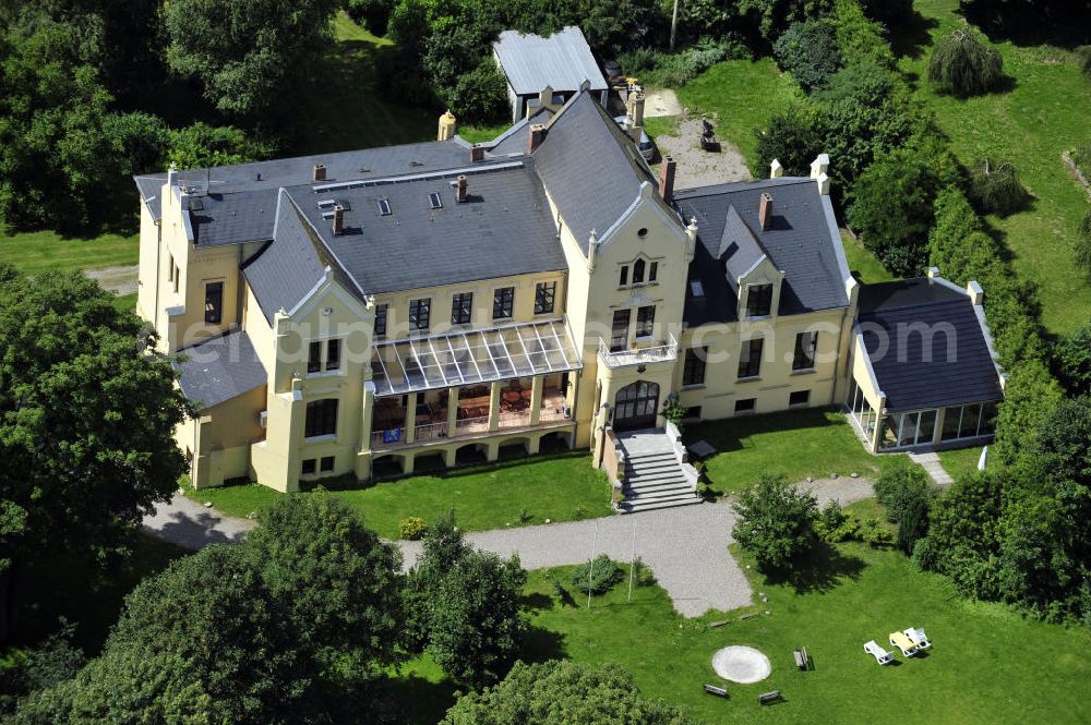 Aerial photograph Poggelow - Das Schloss Poggelow an der Dorfstraße in Poggelow, Mecklenburg-Vorpommern. Es ist heute ein Feriendomizil und wird als Ganzes vermietet. Castle Poggelow at the street Dorfstrasse in Poggelow, Mecklenburg-Western Pomerania. Today it is a holiday home and the castle as a whole is available for rent.