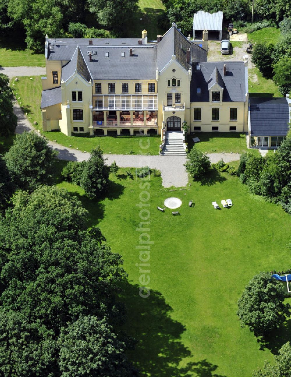 Poggelow from above - Das Schloss Poggelow an der Dorfstraße in Poggelow, Mecklenburg-Vorpommern. Es ist heute ein Feriendomizil und wird als Ganzes vermietet. Castle Poggelow at the street Dorfstrasse in Poggelow, Mecklenburg-Western Pomerania. Today it is a holiday home and the castle as a whole is available for rent.