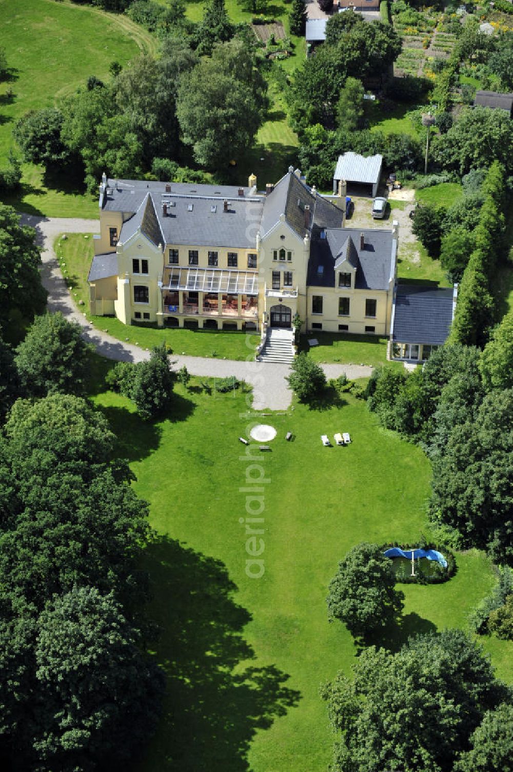 Poggelow from the bird's eye view: Das Schloss Poggelow an der Dorfstraße in Poggelow, Mecklenburg-Vorpommern. Es ist heute ein Feriendomizil und wird als Ganzes vermietet. Castle Poggelow at the street Dorfstrasse in Poggelow, Mecklenburg-Western Pomerania. Today it is a holiday home and the castle as a whole is available for rent.