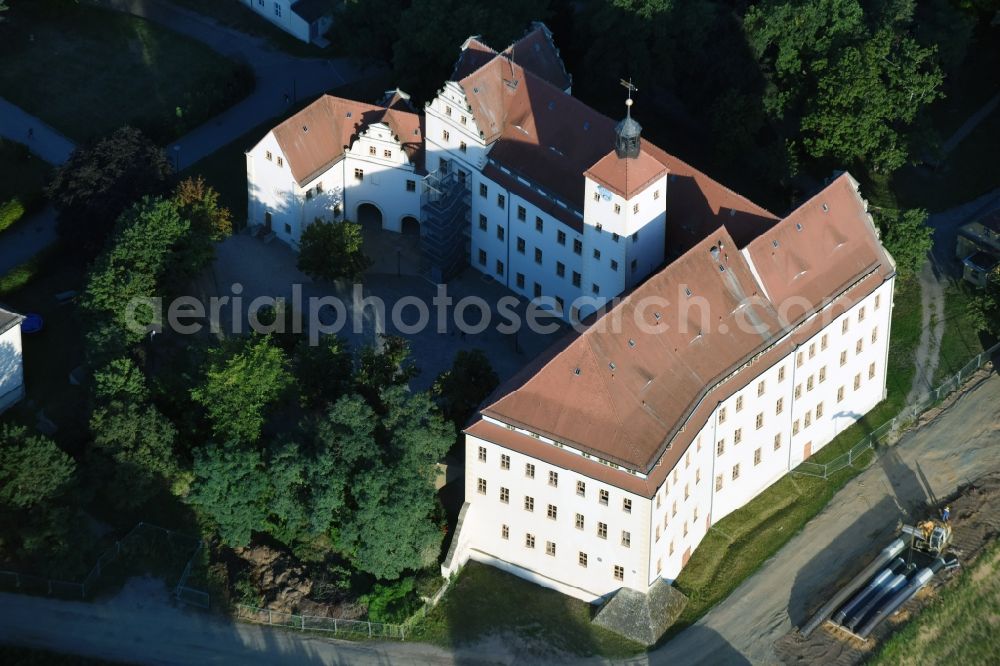 Pretzsch (Elbe) from the bird's eye view: Palace of Pretzsch (Elbe) in the state of Saxony-Anhalt. The castle from the 16th century with its central tower is located in the castle park on the edge of the village