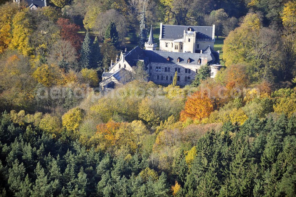 Friedrichroda from above - Blick auf das Schloss Reinhardsbrunn / Reinhardtsbrunn. Das hier zum Schluss geführte Hotel wurde im Oktober 2001 geschlossen. Seit dem steht das Schloss leer. Castle View Reinhardsbrunn / Reinhardt Brunn. The conclusion here to-run hotel was closed in October 2001. Since the castle is empty.