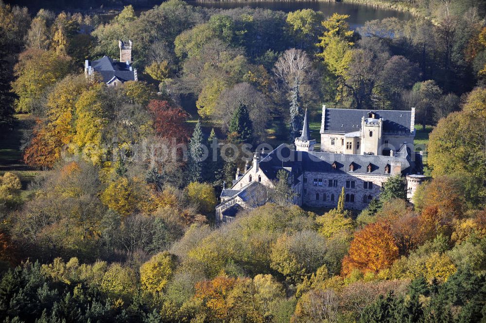 Friedrichroda from the bird's eye view: Blick auf das Schloss Reinhardsbrunn / Reinhardtsbrunn. Das hier zum Schluss geführte Hotel wurde im Oktober 2001 geschlossen. Seit dem steht das Schloss leer. Castle View Reinhardsbrunn / Reinhardt Brunn. The conclusion here to-run hotel was closed in October 2001. Since the castle is empty.