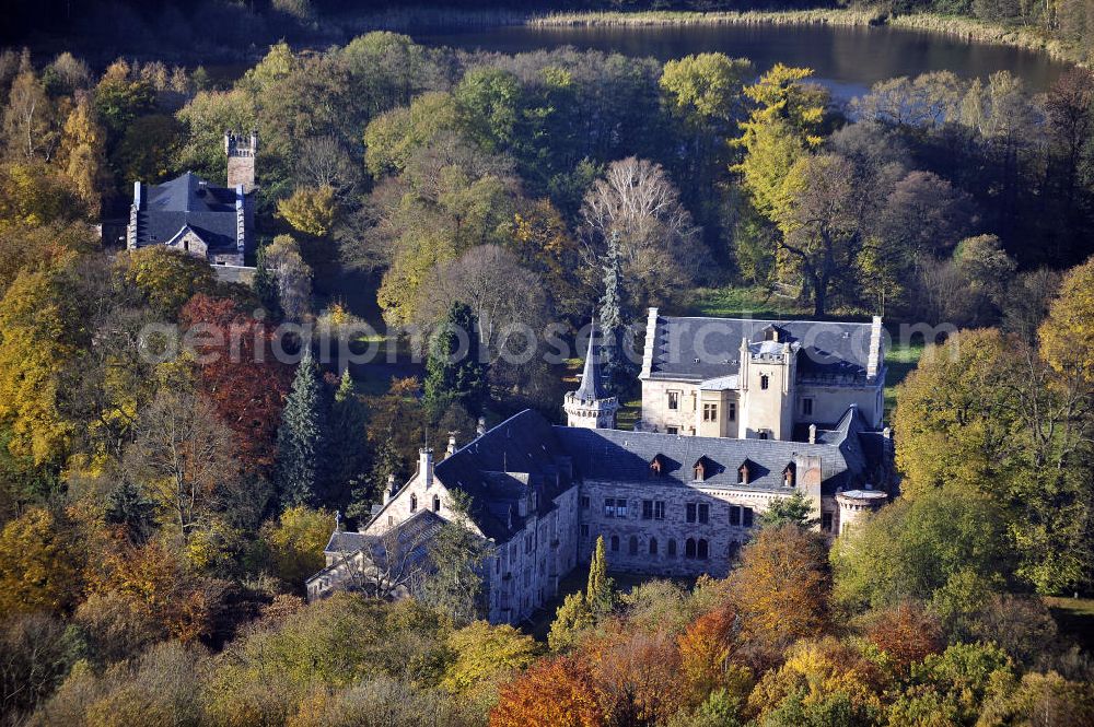 Aerial photograph Friedrichroda - Blick auf das Schloss Reinhardsbrunn / Reinhardtsbrunn. Das hier zum Schluss geführte Hotel wurde im Oktober 2001 geschlossen. Seit dem steht das Schloss leer. Castle View Reinhardsbrunn / Reinhardt Brunn. The conclusion here to-run hotel was closed in October 2001. Since the castle is empty.