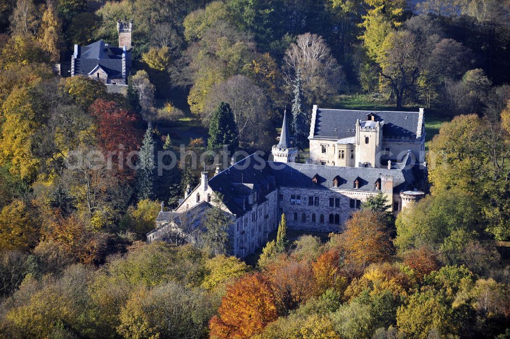 Friedrichroda from above - Blick auf das Schloss Reinhardsbrunn / Reinhardtsbrunn. Das hier zum Schluss geführte Hotel wurde im Oktober 2001 geschlossen. Seit dem steht das Schloss leer. Castle View Reinhardsbrunn / Reinhardt Brunn. The conclusion here to-run hotel was closed in October 2001. Since the castle is empty.