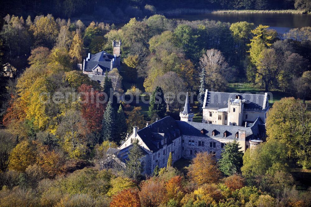 Friedrichroda from the bird's eye view: Blick auf das Schloss Reinhardsbrunn / Reinhardtsbrunn. Das hier zum Schluss geführte Hotel wurde im Oktober 2001 geschlossen. Seit dem steht das Schloss leer. Castle View Reinhardsbrunn / Reinhardt Brunn. The conclusion here to-run hotel was closed in October 2001. Since the castle is empty.