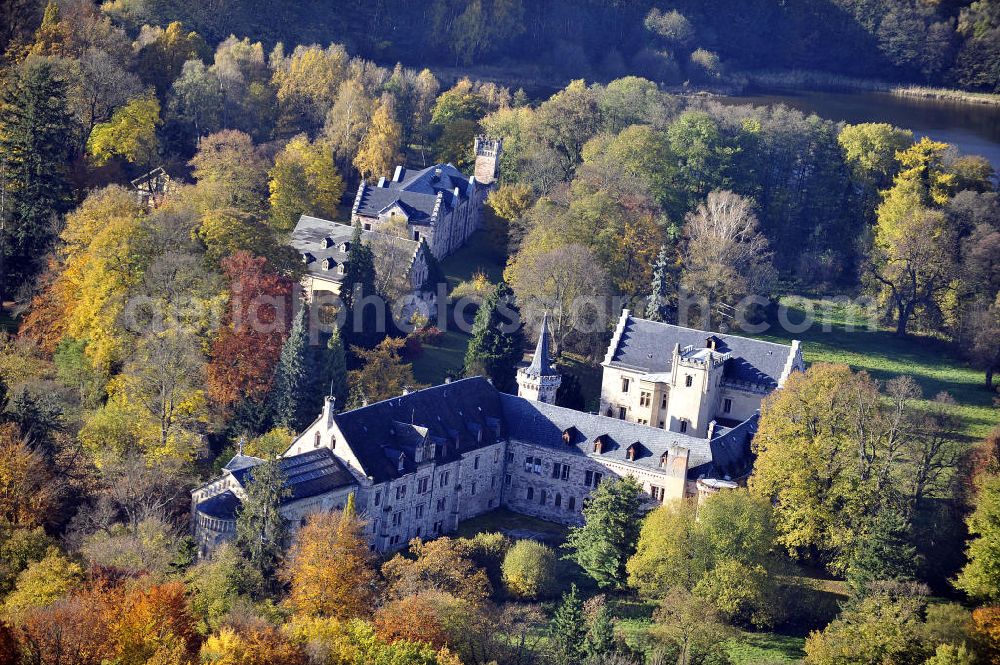 Aerial image Friedrichroda - Blick auf das Schloss Reinhardsbrunn / Reinhardtsbrunn. Das hier zum Schluss geführte Hotel wurde im Oktober 2001 geschlossen. Seit dem steht das Schloss leer. Castle View Reinhardsbrunn / Reinhardt Brunn. The conclusion here to-run hotel was closed in October 2001. Since the castle is empty.