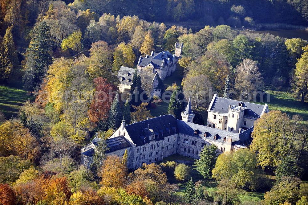 Aerial photograph Friedrichroda - Blick auf das Schloss Reinhardsbrunn / Reinhardtsbrunn. Das hier zum Schluss geführte Hotel wurde im Oktober 2001 geschlossen. Seit dem steht das Schloss leer. Castle View Reinhardsbrunn / Reinhardt Brunn. The conclusion here to-run hotel was closed in October 2001. Since the castle is empty.