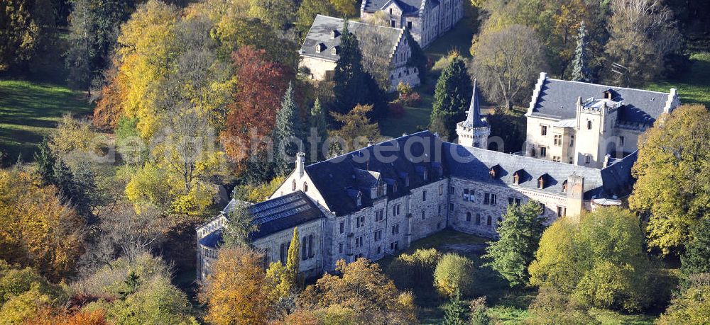 Friedrichroda from above - Blick auf das Schloss Reinhardsbrunn / Reinhardtsbrunn. Das hier zum Schluss geführte Hotel wurde im Oktober 2001 geschlossen. Seit dem steht das Schloss leer. Castle View Reinhardsbrunn / Reinhardt Brunn. The conclusion here to-run hotel was closed in October 2001. Since the castle is empty.