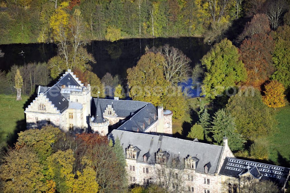 Friedrichroda from the bird's eye view: Blick auf das Schloss Reinhardsbrunn / Reinhardtsbrunn. Das hier zum Schluss geführte Hotel wurde im Oktober 2001 geschlossen. Seit dem steht das Schloss leer. Castle View Reinhardsbrunn / Reinhardt Brunn. The conclusion here to-run hotel was closed in October 2001. Since the castle is empty.