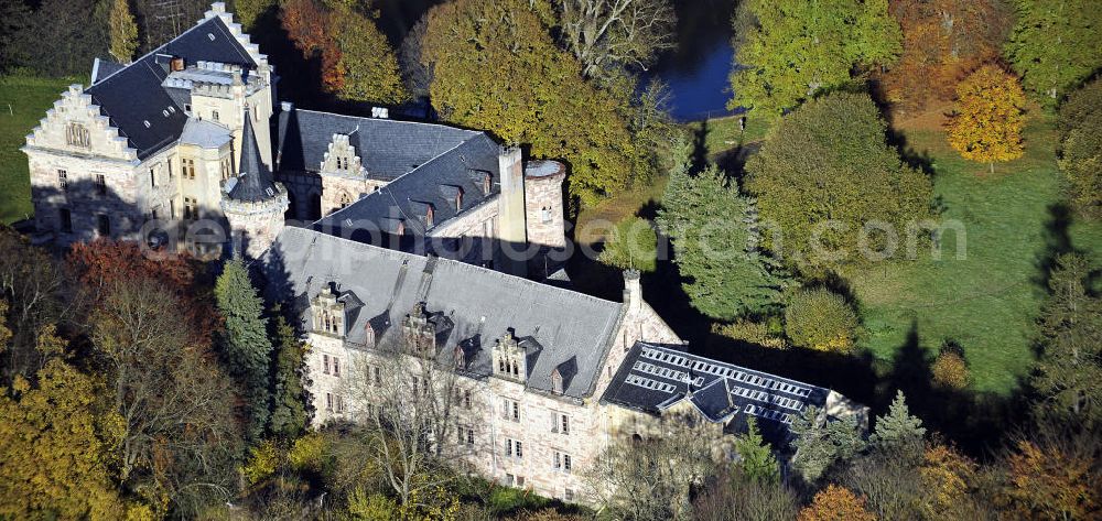 Aerial photograph Friedrichroda - Blick auf das Schloss Reinhardsbrunn / Reinhardtsbrunn. Das hier zum Schluss geführte Hotel wurde im Oktober 2001 geschlossen. Seit dem steht das Schloss leer. Castle View Reinhardsbrunn / Reinhardt Brunn. The conclusion here to-run hotel was closed in October 2001. Since the castle is empty.