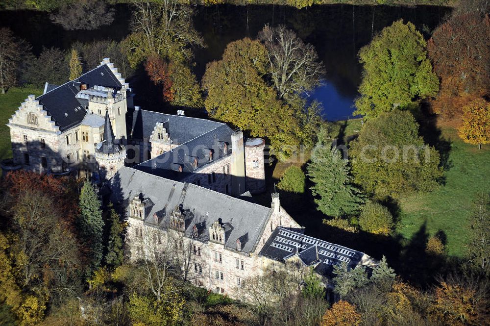 Friedrichroda from above - Blick auf das Schloss Reinhardsbrunn / Reinhardtsbrunn. Das hier zum Schluss geführte Hotel wurde im Oktober 2001 geschlossen. Seit dem steht das Schloss leer. Castle View Reinhardsbrunn / Reinhardt Brunn. The conclusion here to-run hotel was closed in October 2001. Since the castle is empty.