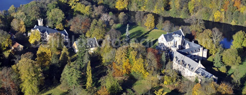 Friedrichroda from the bird's eye view: Blick auf das Schloss Reinhardsbrunn / Reinhardtsbrunn. Das hier zum Schluss geführte Hotel wurde im Oktober 2001 geschlossen. Seit dem steht das Schloss leer. Castle View Reinhardsbrunn / Reinhardt Brunn. The conclusion here to-run hotel was closed in October 2001. Since the castle is empty.