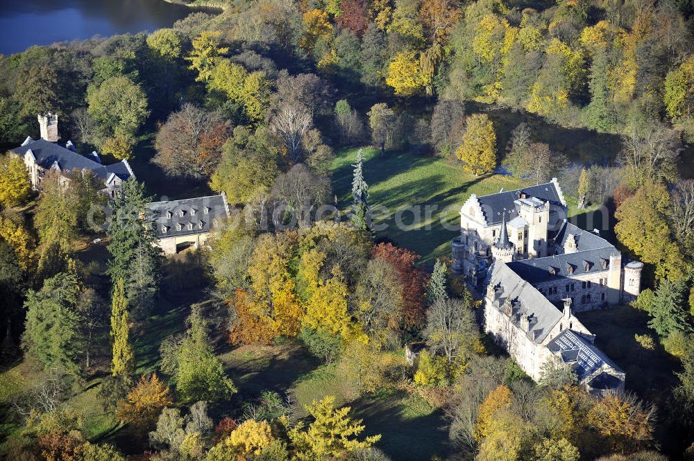 Aerial image Friedrichroda - Blick auf das Schloss Reinhardsbrunn / Reinhardtsbrunn. Das hier zum Schluss geführte Hotel wurde im Oktober 2001 geschlossen. Seit dem steht das Schloss leer. Castle View Reinhardsbrunn / Reinhardt Brunn. The conclusion here to-run hotel was closed in October 2001. Since the castle is empty.