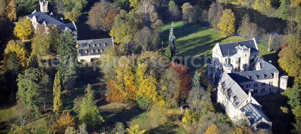 Aerial photograph Friedrichroda - Blick auf das Schloss Reinhardsbrunn / Reinhardtsbrunn. Das hier zum Schluss geführte Hotel wurde im Oktober 2001 geschlossen. Seit dem steht das Schloss leer. Castle View Reinhardsbrunn / Reinhardt Brunn. The conclusion here to-run hotel was closed in October 2001. Since the castle is empty.