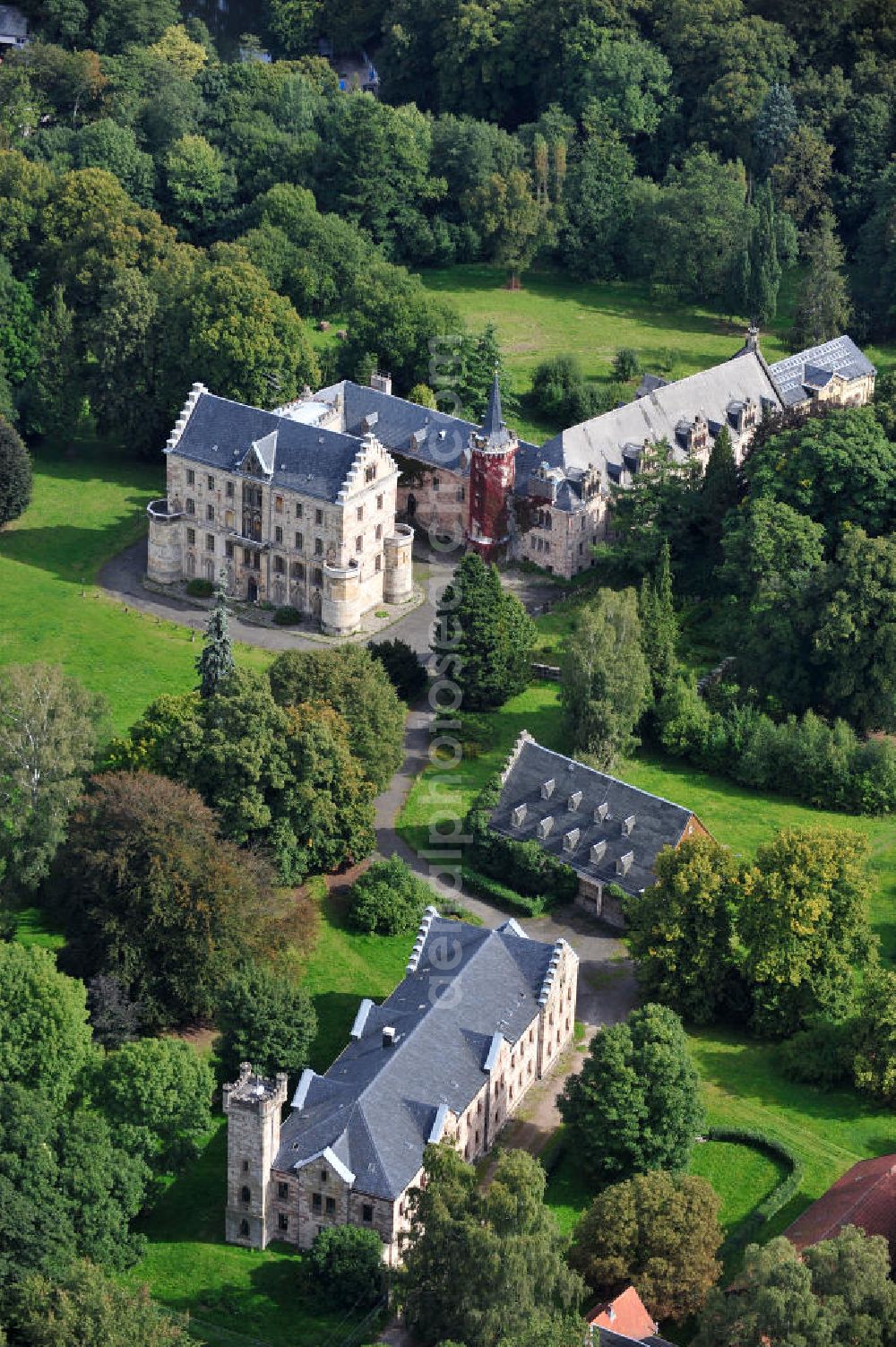 Friedrichroda / Thüringen OT Reinhardtsbrunn from above - Blick auf das Schloss Reinhardsbrunn / Reinhardtsbrunn. Das hier zum Schluss geführte Hotel wurde im Oktober 2001 geschlossen. Seit dem steht das Schloss leer. Castle View Reinhardsbrunn / Reinhardt Brunn. The conclusion here to-run hotel was closed in October 2001. Since the castle is empty.