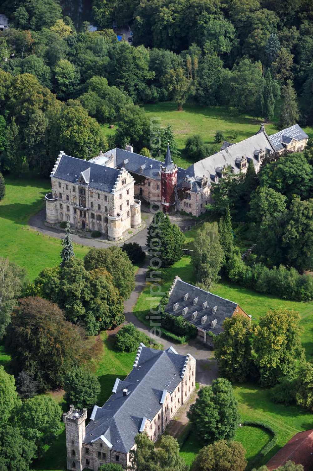 Friedrichroda / Thüringen OT Reinhardtsbrunn from the bird's eye view: Blick auf das Schloss Reinhardsbrunn / Reinhardtsbrunn. Das hier zum Schluss geführte Hotel wurde im Oktober 2001 geschlossen. Seit dem steht das Schloss leer. Castle View Reinhardsbrunn / Reinhardt Brunn. The conclusion here to-run hotel was closed in October 2001. Since the castle is empty.