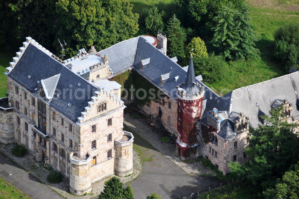 Aerial image Friedrichroda / Thüringen OT Reinhardtsbrunn - Blick auf das Schloss Reinhardsbrunn / Reinhardtsbrunn. Das hier zum Schluss geführte Hotel wurde im Oktober 2001 geschlossen. Seit dem steht das Schloss leer. Castle View Reinhardsbrunn / Reinhardt Brunn. The conclusion here to-run hotel was closed in October 2001. Since the castle is empty.