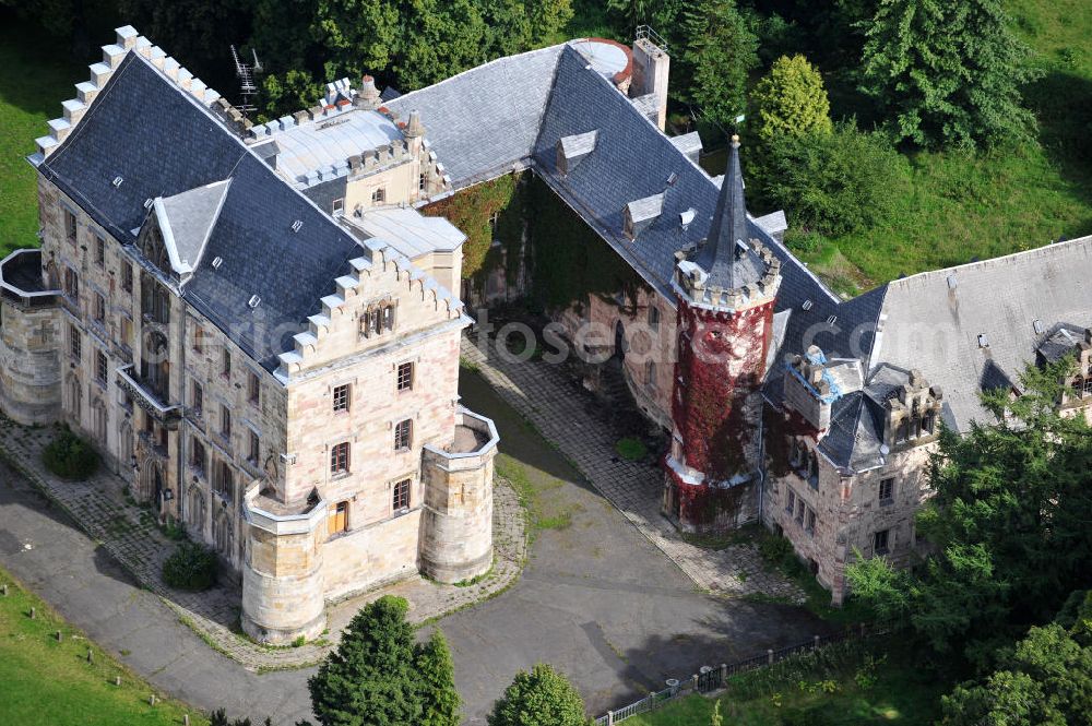 Aerial photograph Friedrichroda / Thüringen OT Reinhardtsbrunn - Blick auf das Schloss Reinhardsbrunn / Reinhardtsbrunn. Das hier zum Schluss geführte Hotel wurde im Oktober 2001 geschlossen. Seit dem steht das Schloss leer. Castle View Reinhardsbrunn / Reinhardt Brunn. The conclusion here to-run hotel was closed in October 2001. Since the castle is empty.