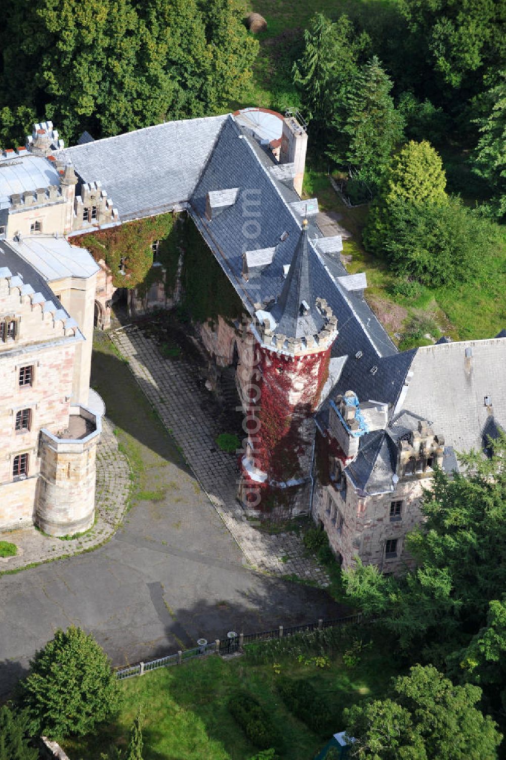 Friedrichroda / Thüringen OT Reinhardtsbrunn from above - Blick auf das Schloss Reinhardsbrunn / Reinhardtsbrunn. Das hier zum Schluss geführte Hotel wurde im Oktober 2001 geschlossen. Seit dem steht das Schloss leer. Castle View Reinhardsbrunn / Reinhardt Brunn. The conclusion here to-run hotel was closed in October 2001. Since the castle is empty.