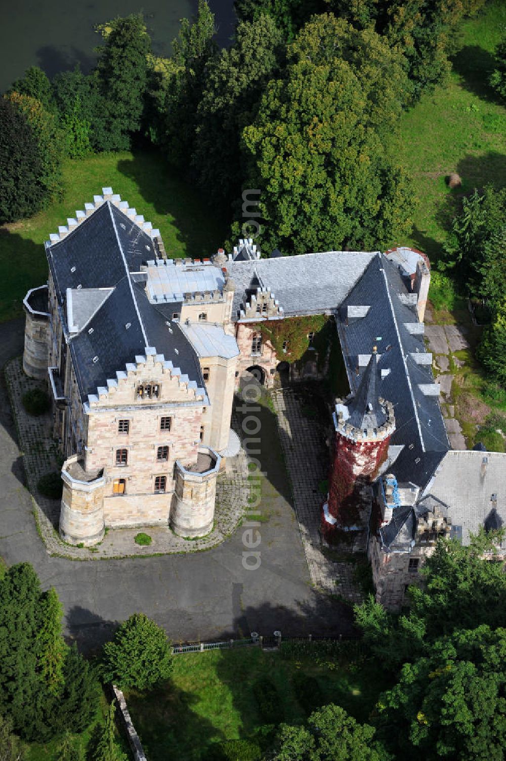 Friedrichroda / Thüringen OT Reinhardtsbrunn from the bird's eye view: Blick auf das Schloss Reinhardsbrunn / Reinhardtsbrunn. Das hier zum Schluss geführte Hotel wurde im Oktober 2001 geschlossen. Seit dem steht das Schloss leer. Castle View Reinhardsbrunn / Reinhardt Brunn. The conclusion here to-run hotel was closed in October 2001. Since the castle is empty.