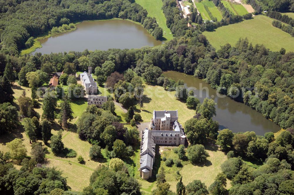 Aerial image Friedrichroda - Blick auf das Schloss Reinhardsbrunn / Reinhardtsbrunn. Das hier zum Schluss geführte Hotel wurde im Oktober 2001 geschlossen. Seit dem steht das Schloss leer.