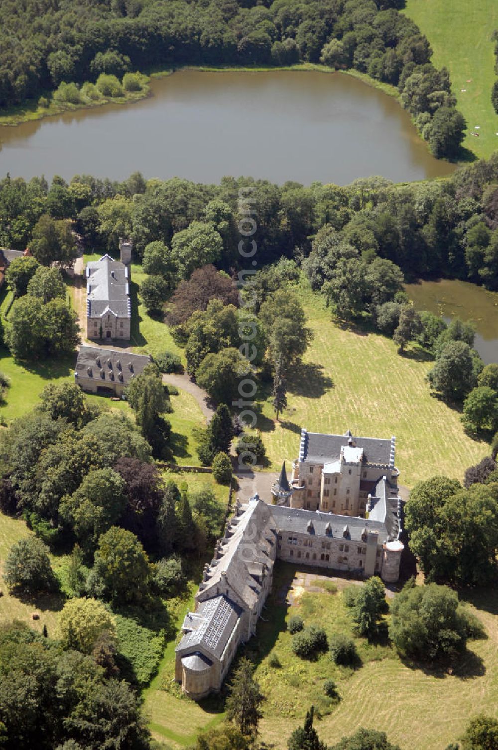 Aerial photograph Friedrichroda - Blick auf das Schloss Reinhardsbrunn / Reinhardtsbrunn. Das hier zum Schluss geführte Hotel wurde im Oktober 2001 geschlossen. Seit dem steht das Schloss leer.